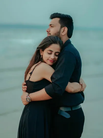 A warm, heartfelt hug on the beach. This photo of Umesh and Janhavi captures a moment of quiet comfort and love.