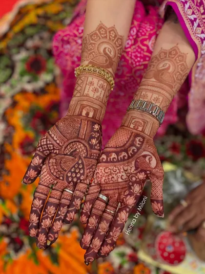This destination wedding mehendi was done at Garware Club House in Marine Lines. It features a mix of architectural jharokhas, peacocks, and elephant processions.