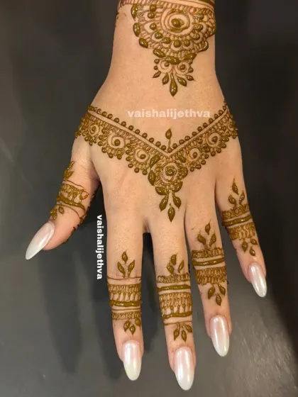 A simple and elegant Arabic-style V-shaped design. This pattern accentuates the length of the fingers and is very chic.