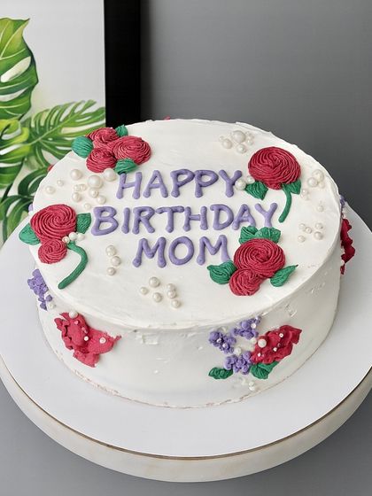 This cake was for a new mom's birthday, and the request was for something simple, elegant, and warm. I created this floral whipped cream design with a rich chocolate sponge, dark chocolate ganache, and choco chips inside.