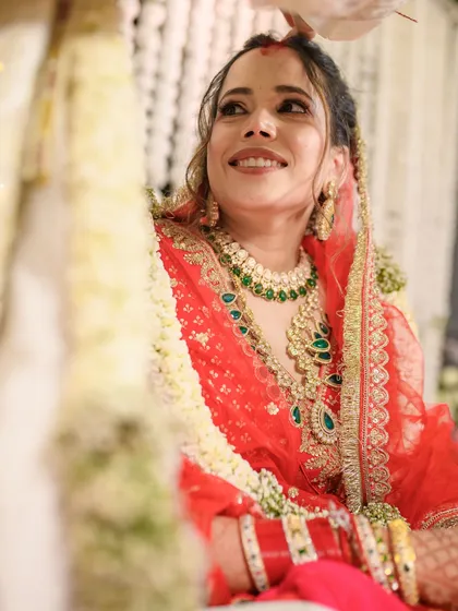 Less is more when grace speaks louder than glam. This bride's soft, subtle look features fresh, glowing skin, softly defined eyes, and nude brown lips.