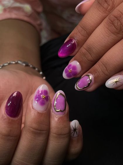 This festive set in shades of purple features hand-painted floral details, gold accents, and a sparkling star.