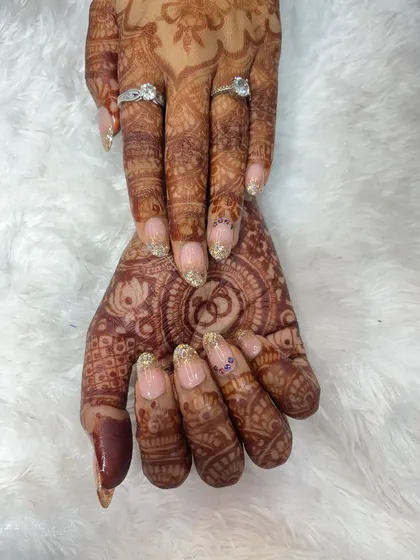 A different angle of the bride's nails, showing how the light catches the gold glitter. I also added a tiny, subtle art detail on the ring finger for a personalized touch.