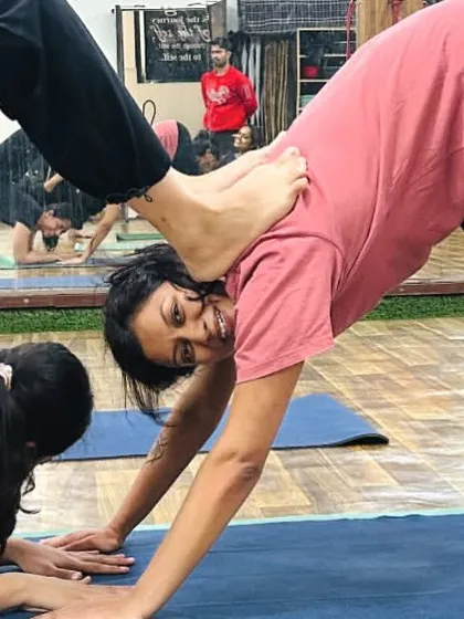 This intricate partner pose demonstrates incredible flexibility, trust, and communication. It's a beautiful example of what can be achieved when we work together.