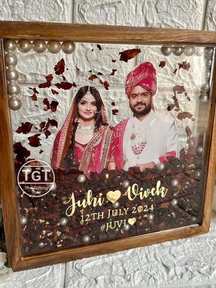 An angled shot that highlights the depth of the frame and the way the pearls seem to float in the resin.