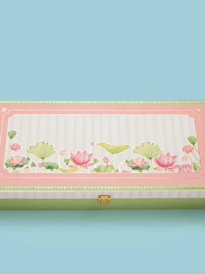 A beautiful pastel-colored gift box with a lotus theme. Our lighting ensures that even subtle colors and details are clearly visible.
