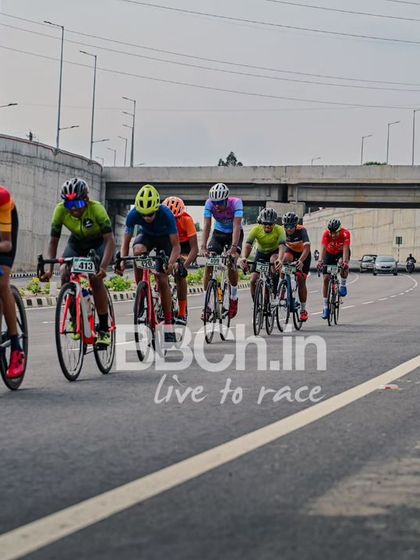The peloton, navigating an underpass on the course.