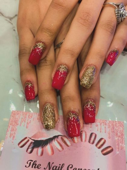 Perfect for any celebration, this set features bright red nails paired with full-coverage gold glitter accent nails. A sprinkle of gold glitter on the red nails ties the whole look together.