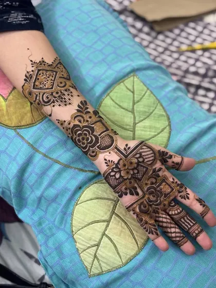 Another angle of this unique and modern henna style.