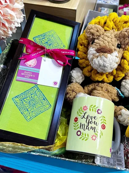 A cheerful gift set for Mom, with a 'Love You Mum' mug and a cuddly lion toy.