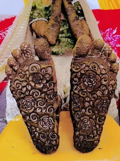 A unique and traditional design covering the bottom of the feet with a dense pattern of roses.