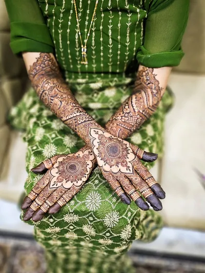 A stunning bridal design with a large central mandala, creating a bold and beautiful look.