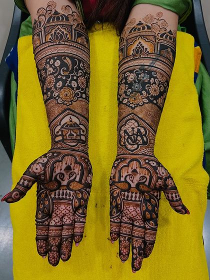 A majestic bridal design with peacocks and floral jaal patterns. The inclusion of Taj Mahal-style domes adds a touch of royal elegance.