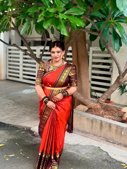 A full view of this traditional bridal look. The way the saree is draped and the choice of jewellery are perfectly complemented by the timeless makeup.