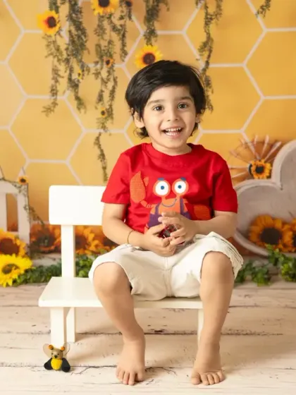 A little boy's bright personality shines in this cheerful sunflower-themed photoshoot, creating sunny and happy portraits.