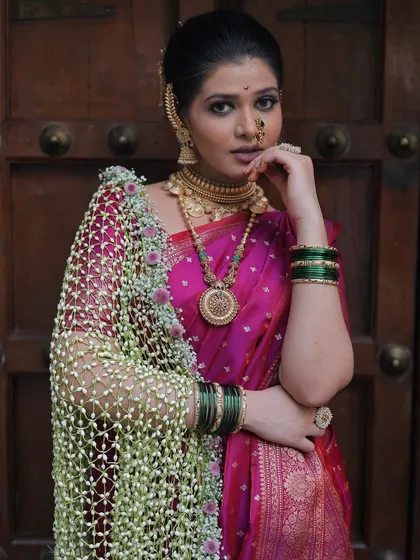 A stunning Maharashtrian bridal look featuring one of my floral shelas. The delicate jasmine bud net adds a traditional yet ethereal touch to the rich pink Paithani saree.