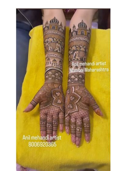 This design showcases a grand palace scene on both arms, complete with domes and elephants. The palms have a simple yet elegant star pattern for a balanced look.