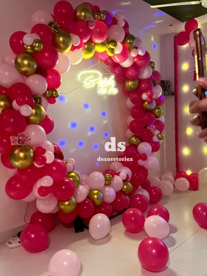 A behind-the-scenes look at our 'Bride to be' ring decoration. The setup includes a projector casting light spots, adding a dreamy effect to the pink and gold balloon arrangement.