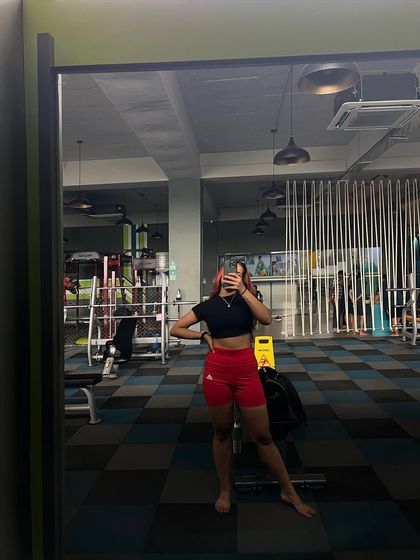 A full-body mirror selfie from 2022, showing my gym style and the confidence that comes with feeling strong.