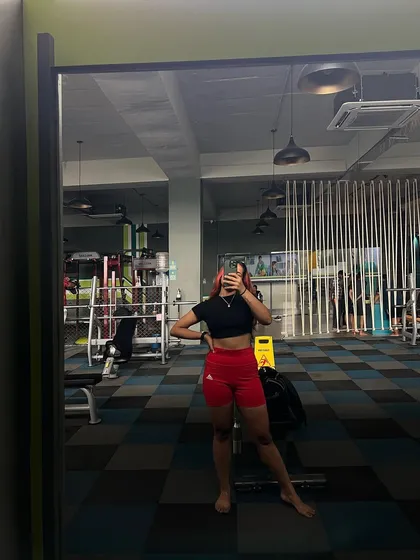 A full-body mirror selfie from 2022, showing my gym style and the confidence that comes with feeling strong.