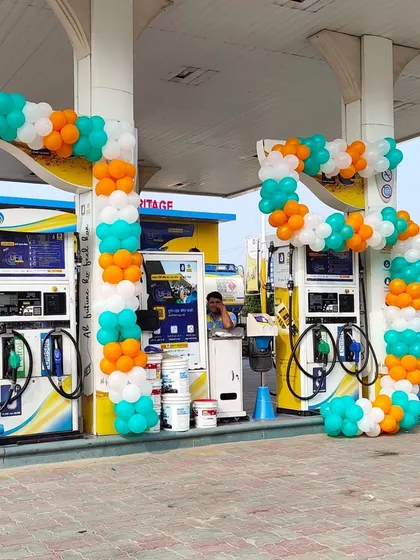 Here is a custom balloon garland designed for a petrol pump. The unique shape and tricolor theme were made to stand out for an Independence Day celebration, showing how I adapt designs for different commercial spaces.