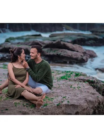 A relaxed and candid pre-wedding moment by the sea. This photo shows a couple just being themselves, which is the kind of natural interaction I love to capture.