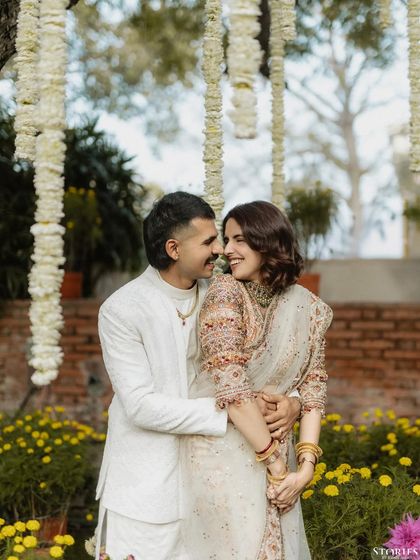 An embrace amidst hanging floral decorations, this portrait of Himmat and Ineka feels both romantic and effortlessly natural.