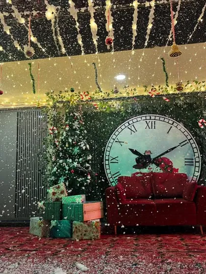 The winter wonderland scene with the Christmas tree and gift props.
