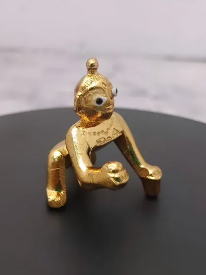 Yeh panchaloham baby Krishna idol ka ek aur angle hai, jo iski sundar banavat ko darshata hai.