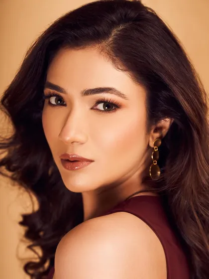 A beautiful close-up on Ridhima Pandit. I created a warm, monochromatic look with bronze and brown tones on the eyes, cheeks, and lips for a sophisticated finish.