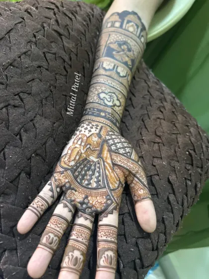 A single hand view of a bridal design, focusing on the groom's portrait. The use of negative space makes the figure stand out beautifully.