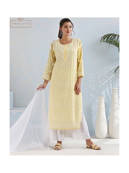 A light and airy yellow chikankari kurta set, ideal for a daytime Mehendi or a puja ceremony. I styled it with simple flats and minimal jewellery for an elegant and comfortable look.