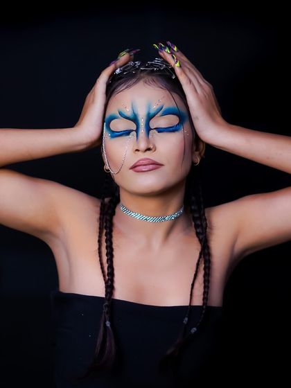 This pose exudes strength and confidence, perfectly matching the warrior-like makeup.