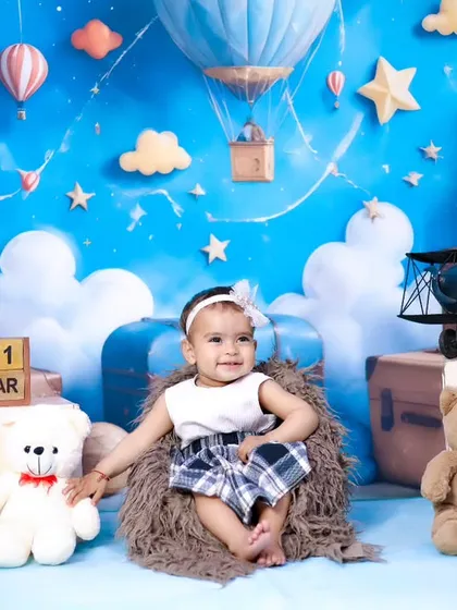 A full view of the enchanting teddy bear travel theme, complete with vintage suitcases and a hot air balloon.