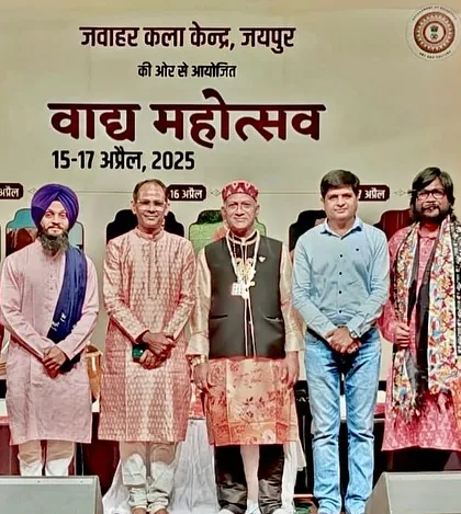A group photo with all the esteemed artists after the Vadh Mahotsav concert at Jawahar Kala Kendra, Jaipur.