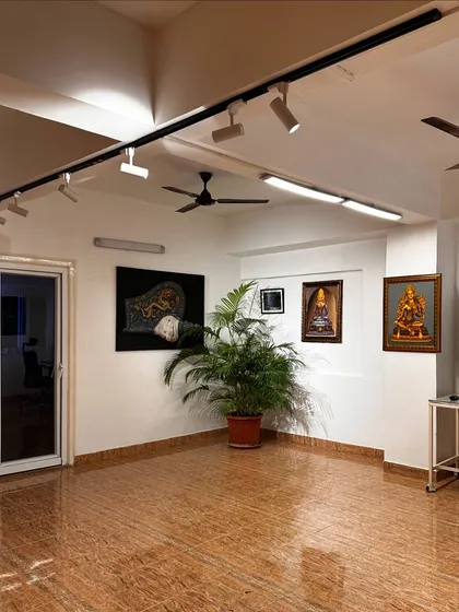 A duplicate image of our spacious and professionally lit art studio.