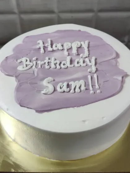 Another view of the simple and trendy Korean-style minimalist cake. Perfect for a modern and understated celebration.