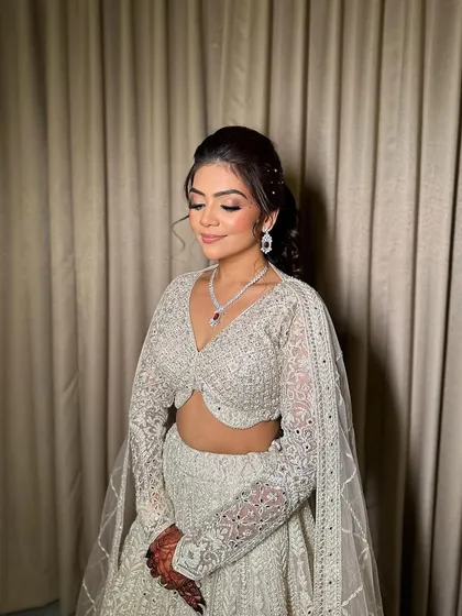 Ruchita looking serene and glamorous before her sangeet performance.