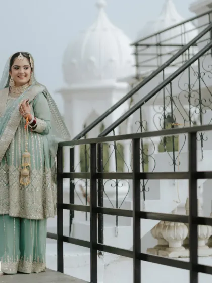 A full view of the Anand Karaj bride in her beautiful pastel green outfit. The makeup is soft and elegant, perfect for a daytime Gurudwara wedding.