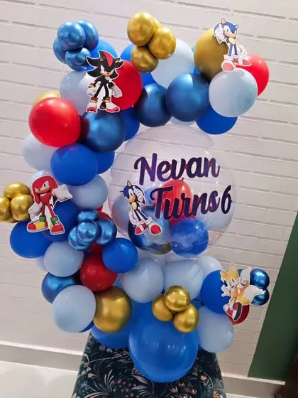 This Sonic the Hedgehog balloon bouquet is ready for delivery. It's a fantastic way to surprise someone on their birthday or to use as a statement piece of decor.