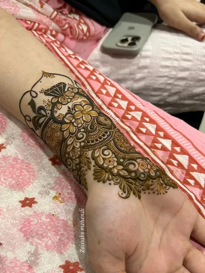 For an engagement, a touch of sparkle can make all the difference. I created this unique band design for bride Rida, featuring a beautifully detailed diamond motif to celebrate her special moment.