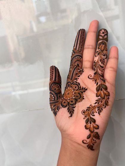 Another look at this popular party henna style. The combination of the floral motif and the leafy vine is always a winner.