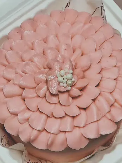 Bento cakes are my favorite way to deliver a little piece of joy. This 350g cake features intricate buttercream petals, showing that even small treats can be stunning works of art, perfect for a personal celebration or just because.