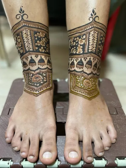 The third step. Here, I've added another band of detail and started to use the dark-fill technique to create contrast in the design.