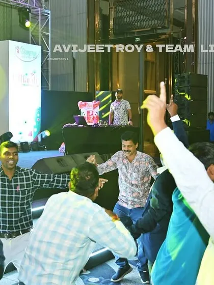 The best part of any corporate show is when the employees hit the dance floor. We got the whole team from Utkarsh Agro vibing with us.