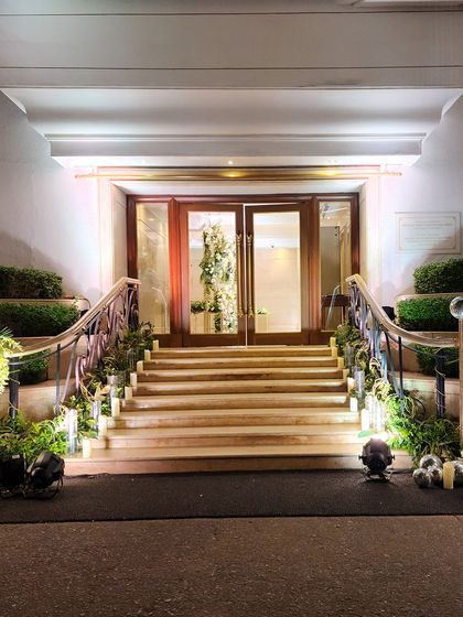 Welcoming Entrances & Aisles photo 15