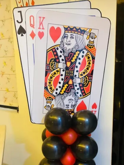 A balloon pillar with a playing cards cutout. These pillars can be placed around the venue to carry the card party theme throughout the space.