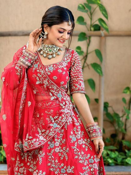 A complete bridal look featuring a heavy, gold-plated Kundan necklace, haath phool, and maang tikka, all available for rent.