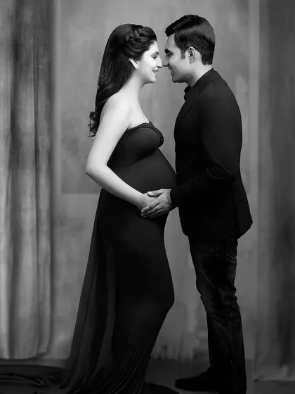 A timeless black and white profile shot of an expecting couple. This classic composition focuses on the silhouette and the intimate space between partners, creating a powerful and elegant image.