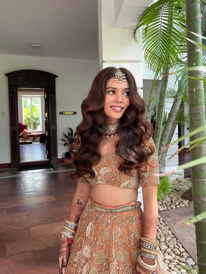 Another beautiful shot of the bride's open waves. The style is perfect for an outdoor or destination wedding.